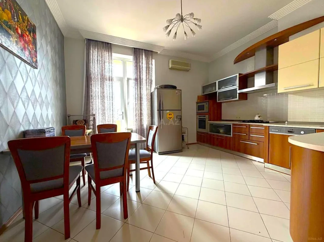 Satılır 4 otaqlı mənzil 175 m²
