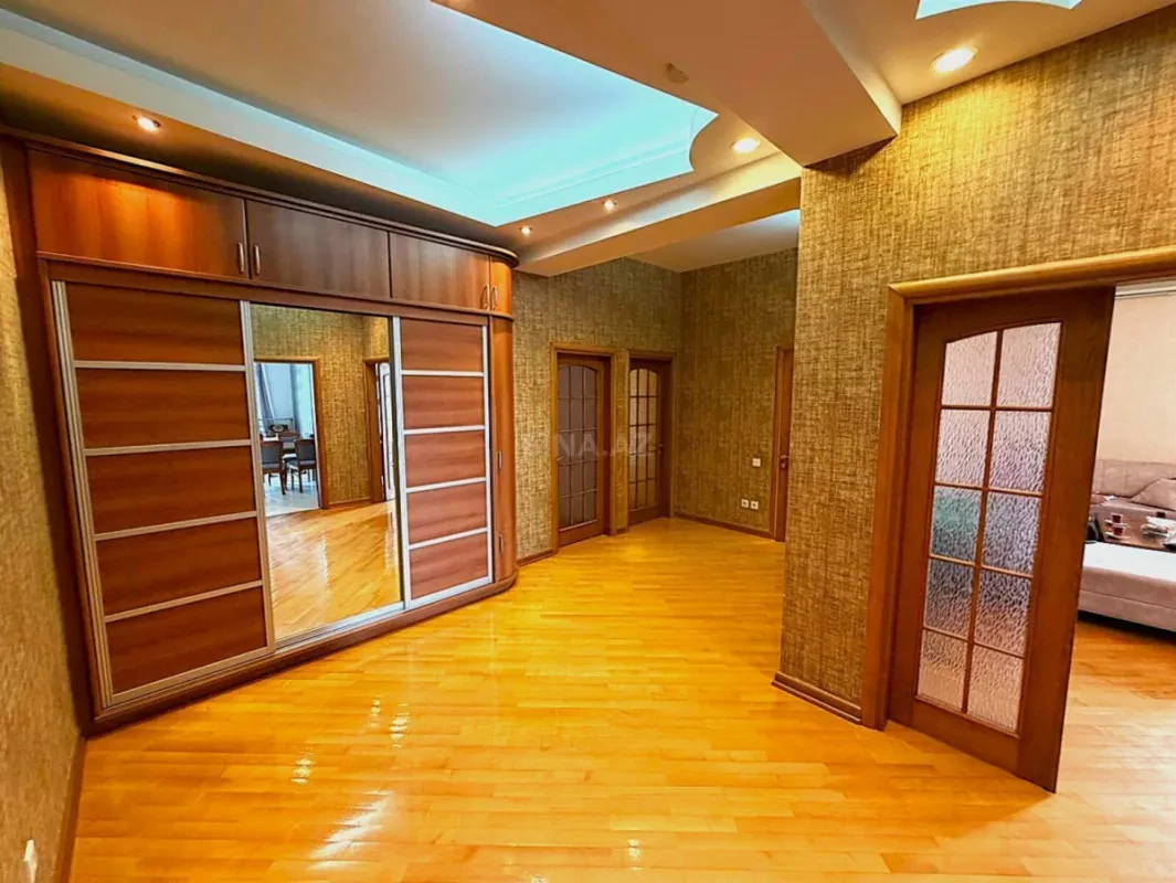 Satılır 4 otaqlı mənzil 175 m²