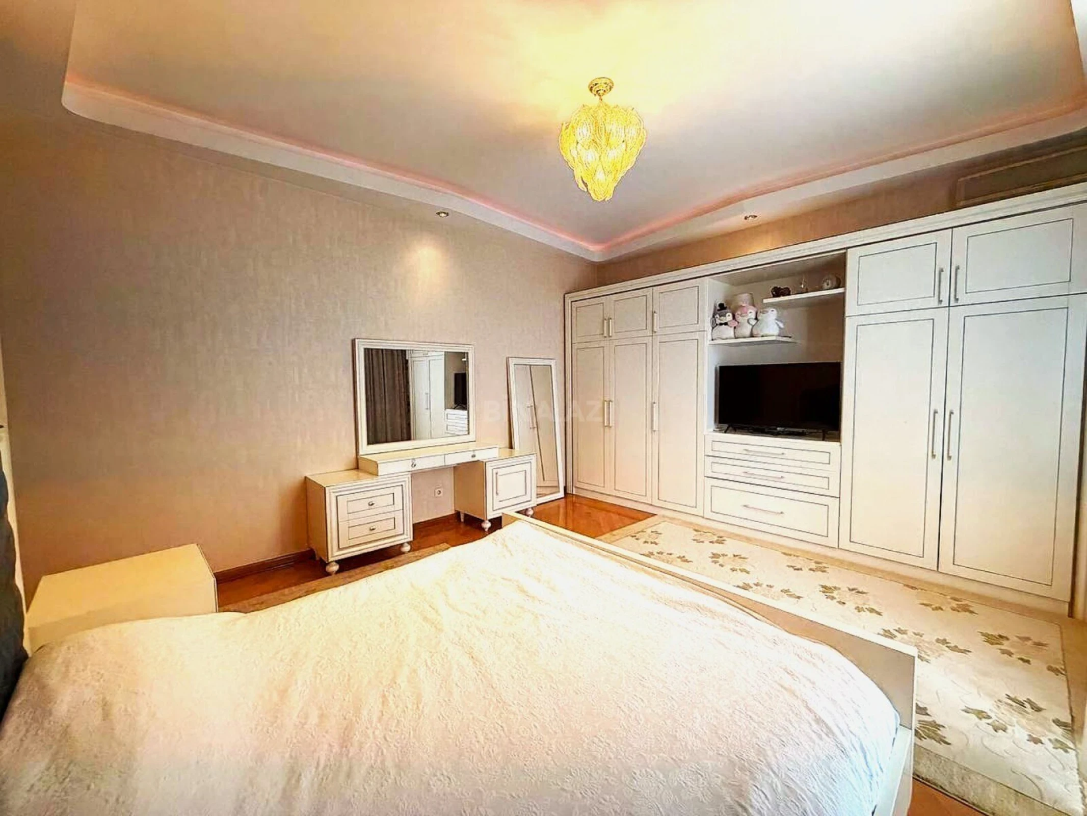 Satılır 4 otaqlı mənzil 175 m²