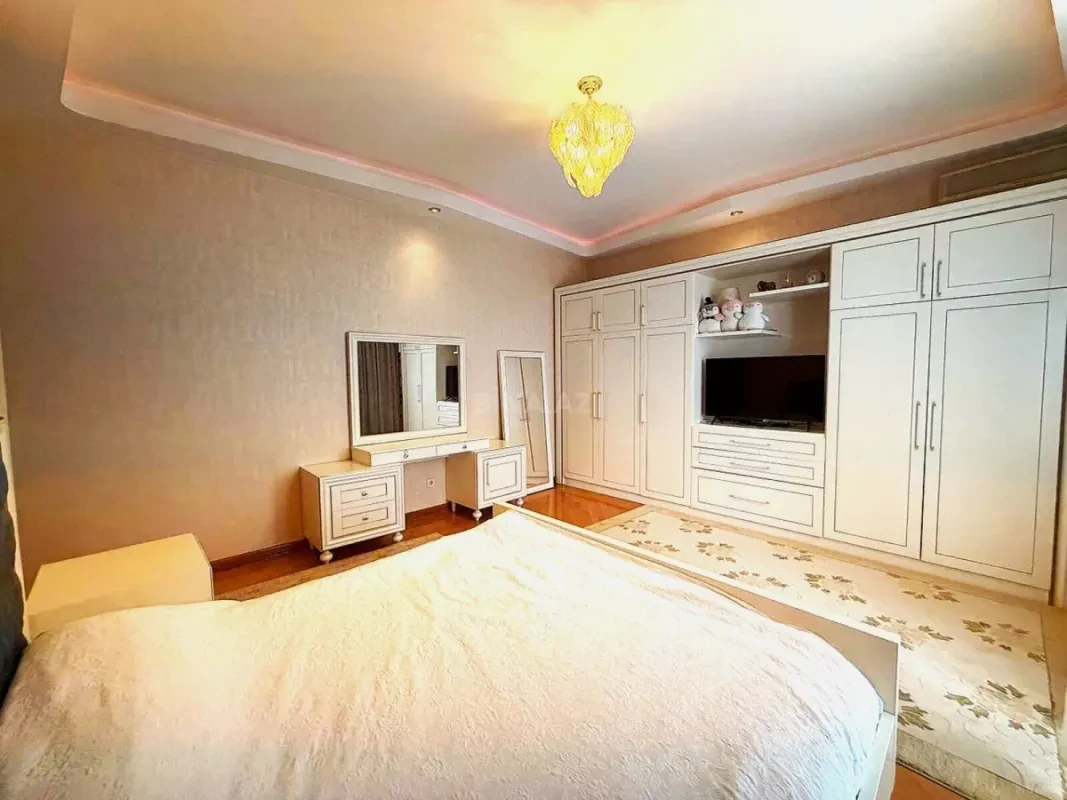 Satılır 4 otaqlı mənzil 175 m²