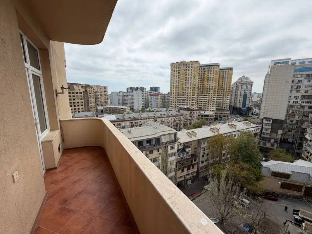 Satılır 4 otaqlı mənzil 175 m²