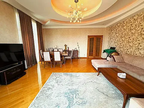 Satılır 4 otaqlı mənzil 175 m²