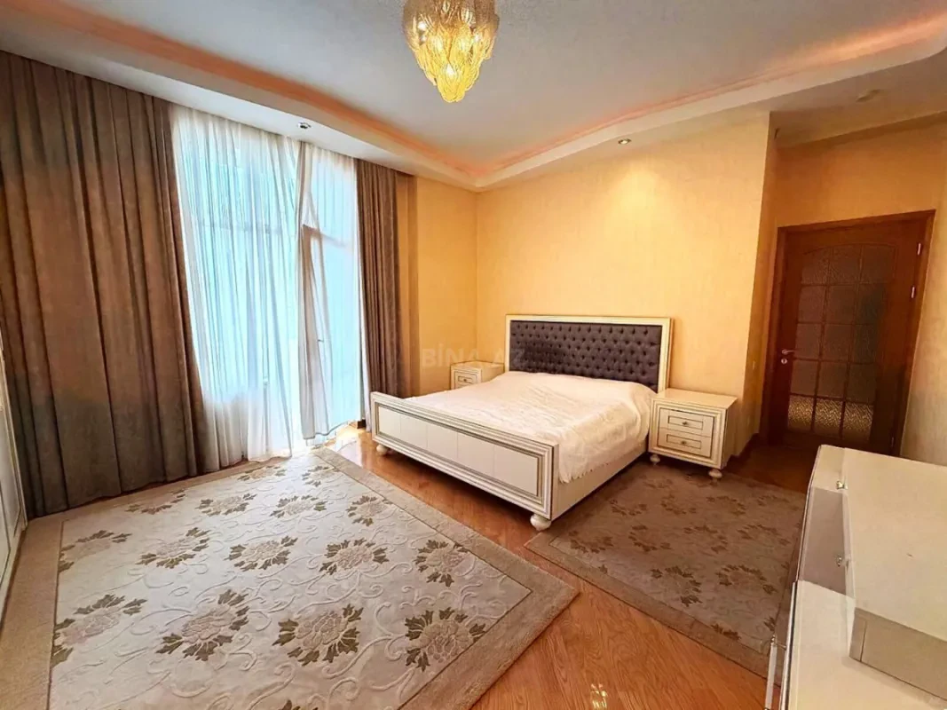 Satılır 4 otaqlı mənzil 175 m²