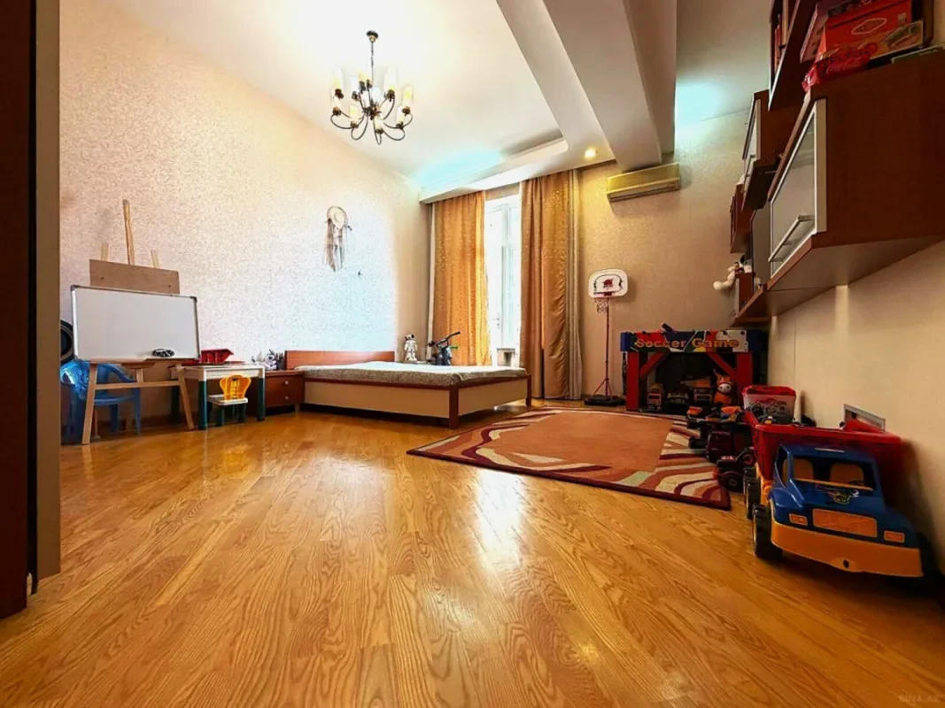 Satılır 4 otaqlı mənzil 175 m²