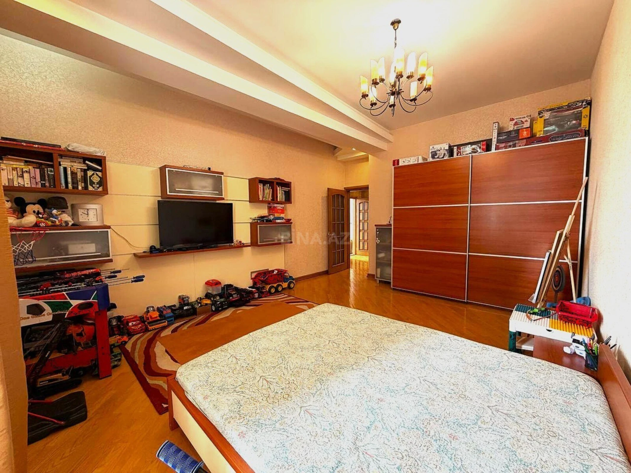 Satılır 4 otaqlı mənzil 175 m²
