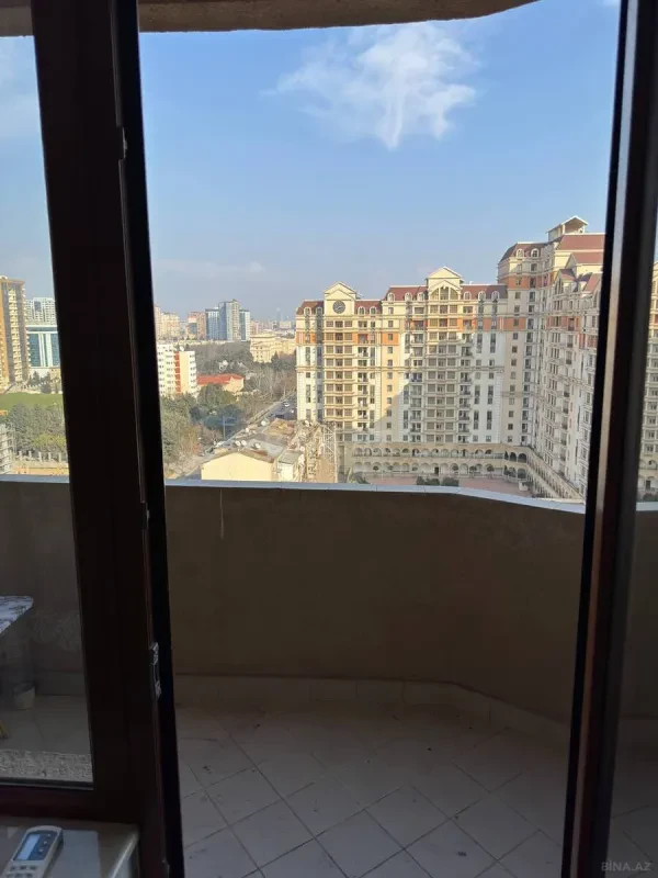 Kirayə verilir 3 otaqlı mənzil 145 m²