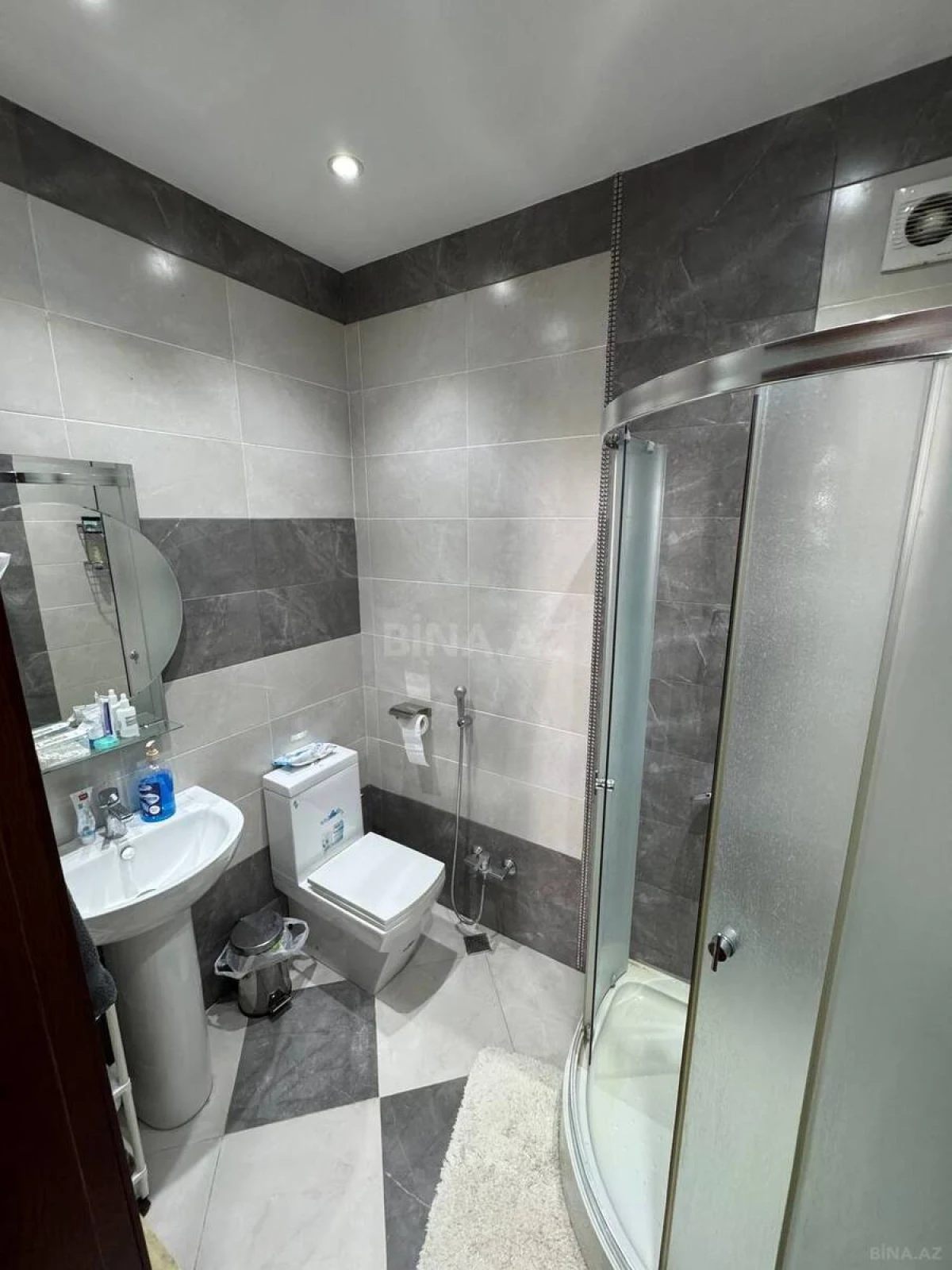 Kirayə verilir 3 otaqlı mənzil 145 m²