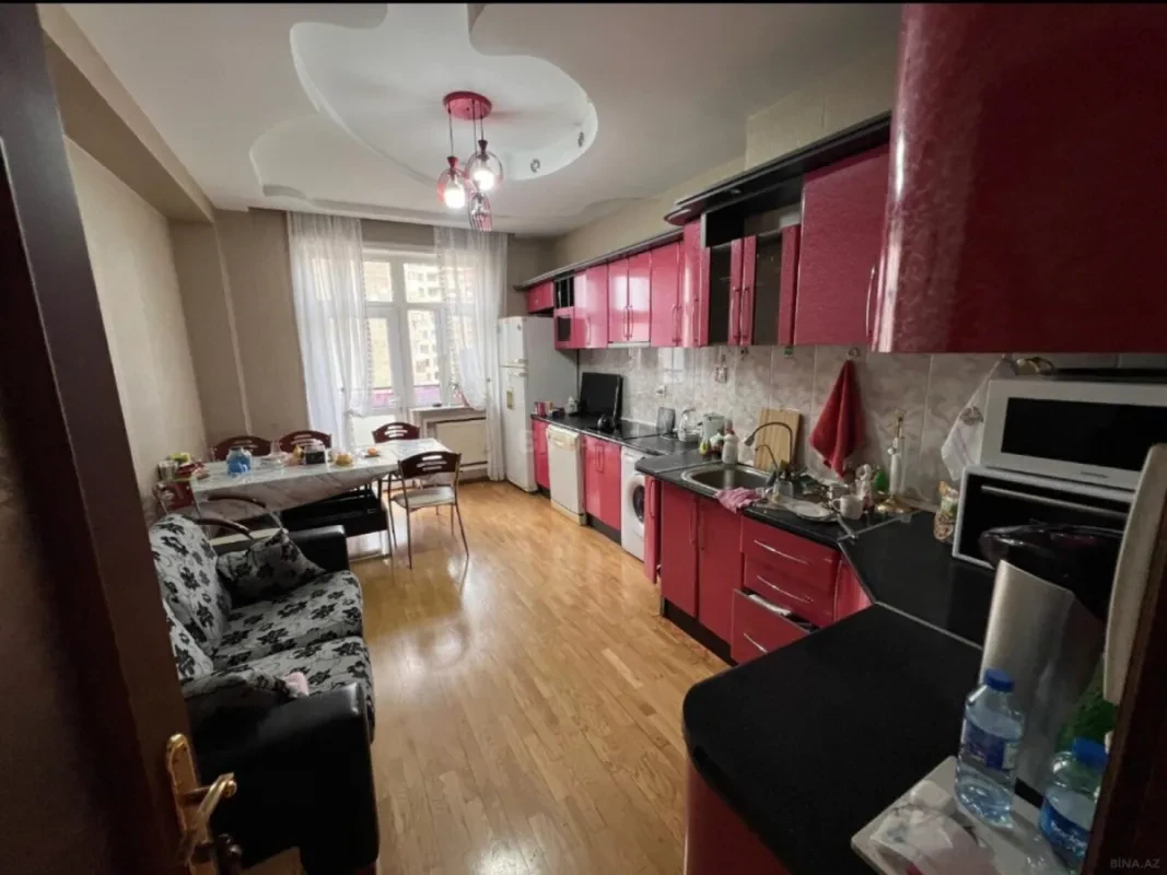Satılır 4 otaqlı mənzil 190 m²