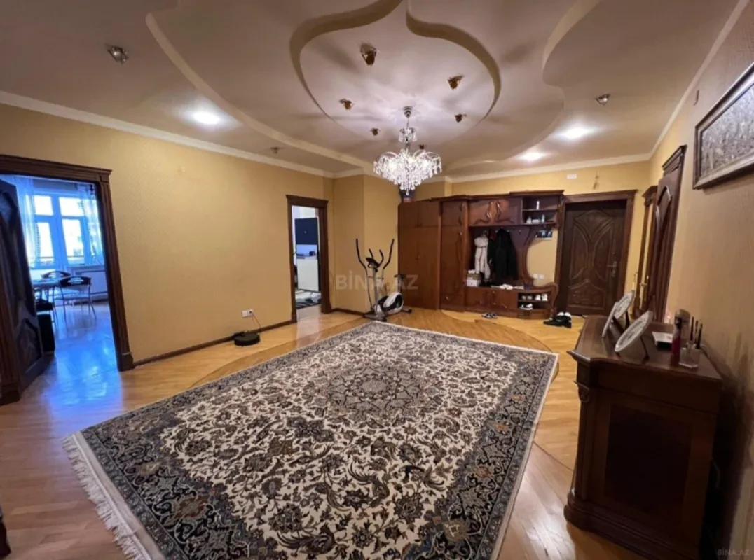 Satılır 4 otaqlı mənzil 190 m²