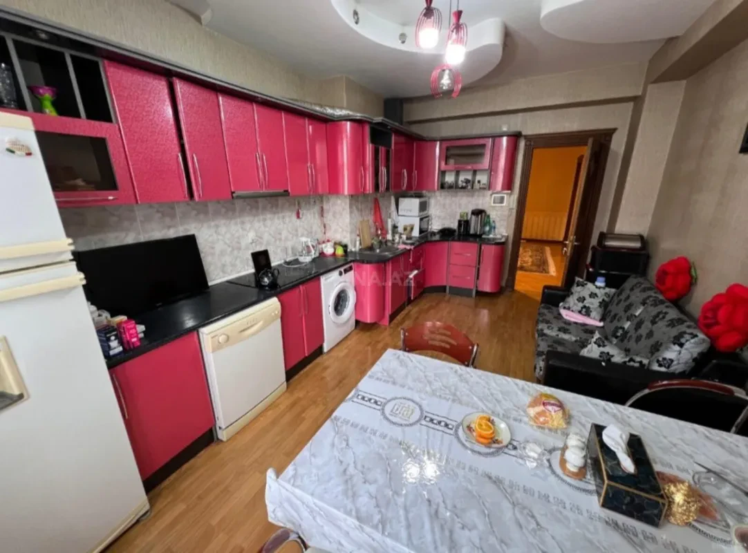 Satılır 4 otaqlı mənzil 190 m²