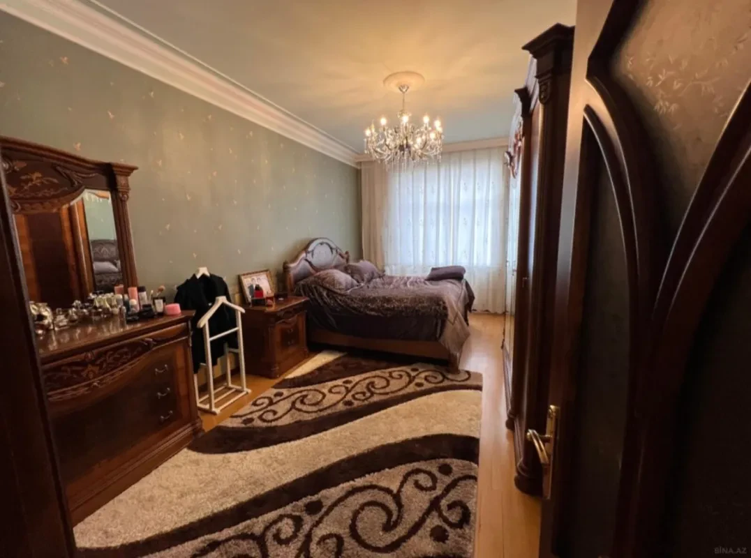Satılır 4 otaqlı mənzil 190 m²