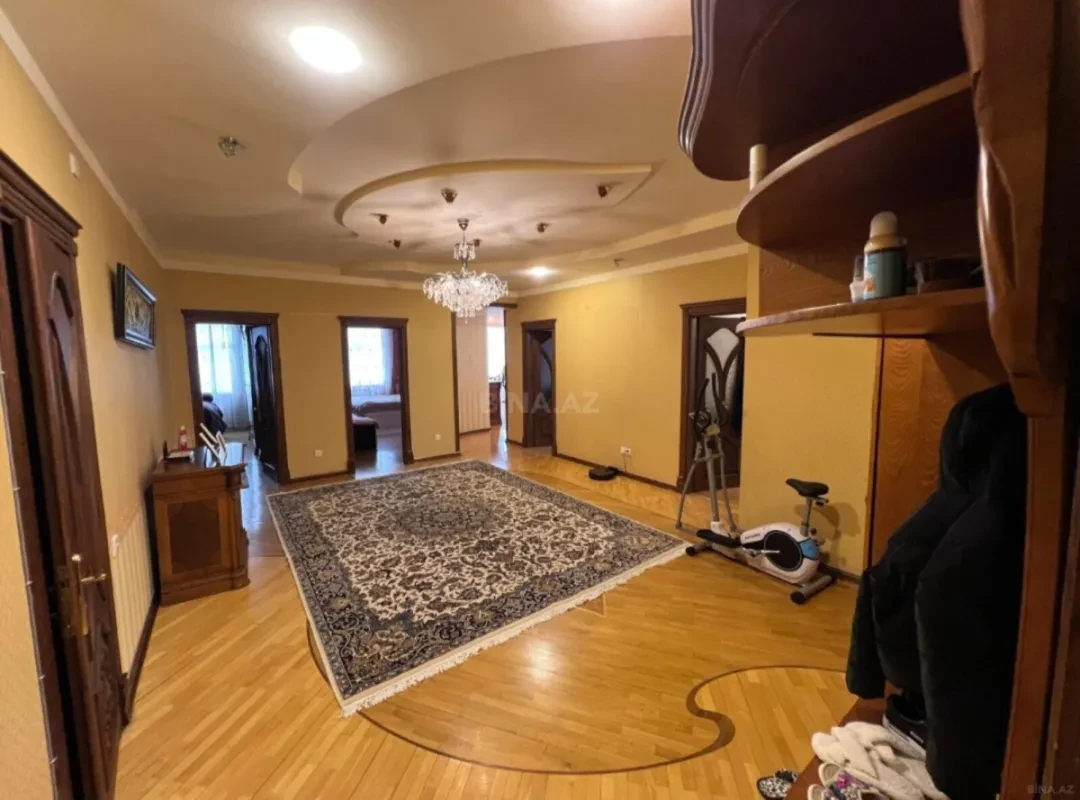 Satılır 4 otaqlı mənzil 190 m²