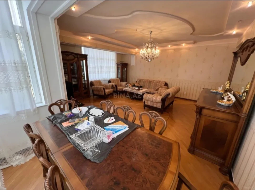 Satılır 4 otaqlı mənzil 190 m²