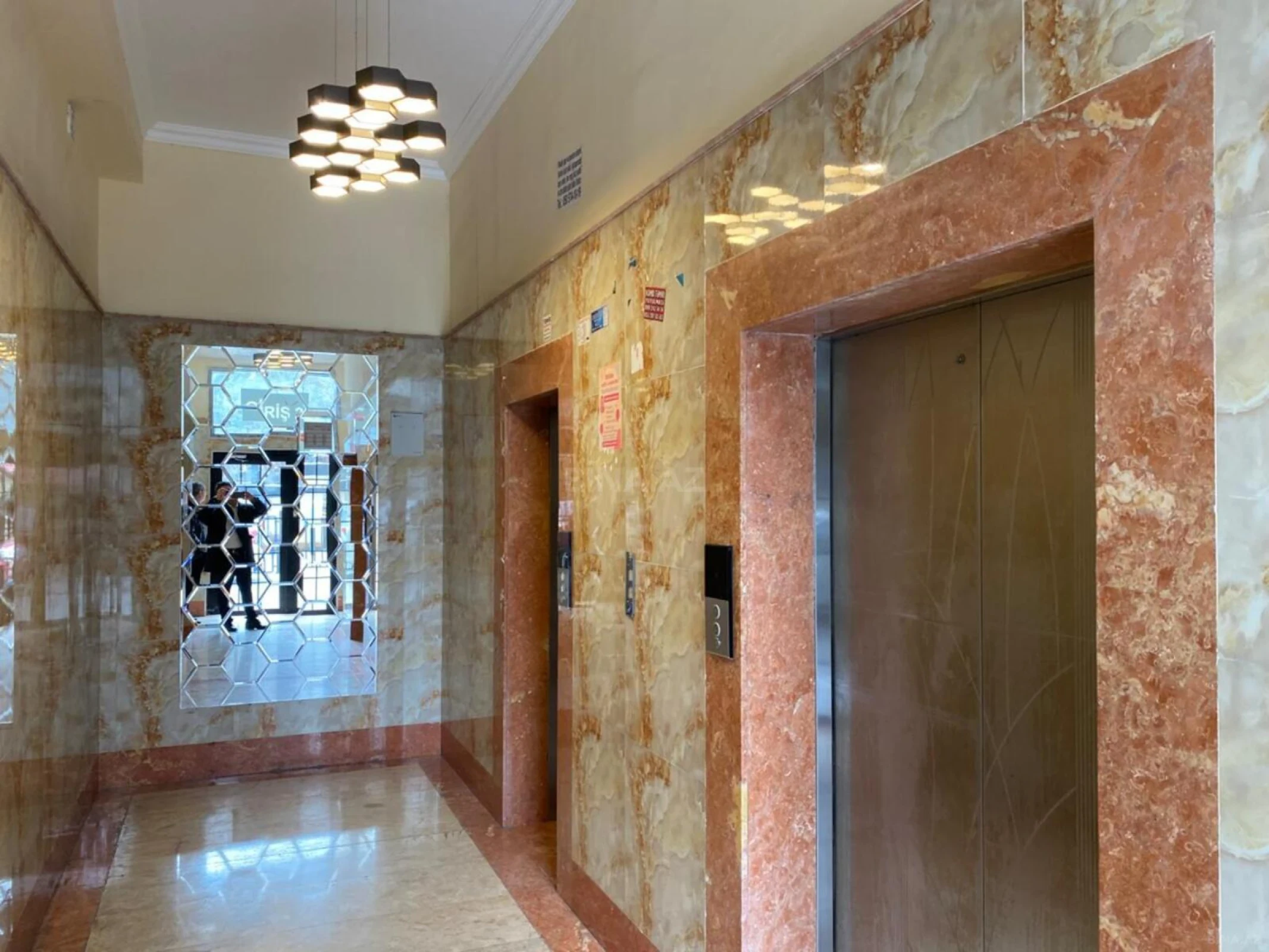 Satılır 3 otaqlı mənzil 130 m²