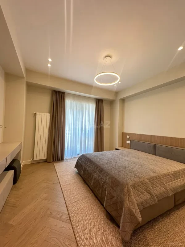 Satılır 5 otaqlı mənzil 200 m²
