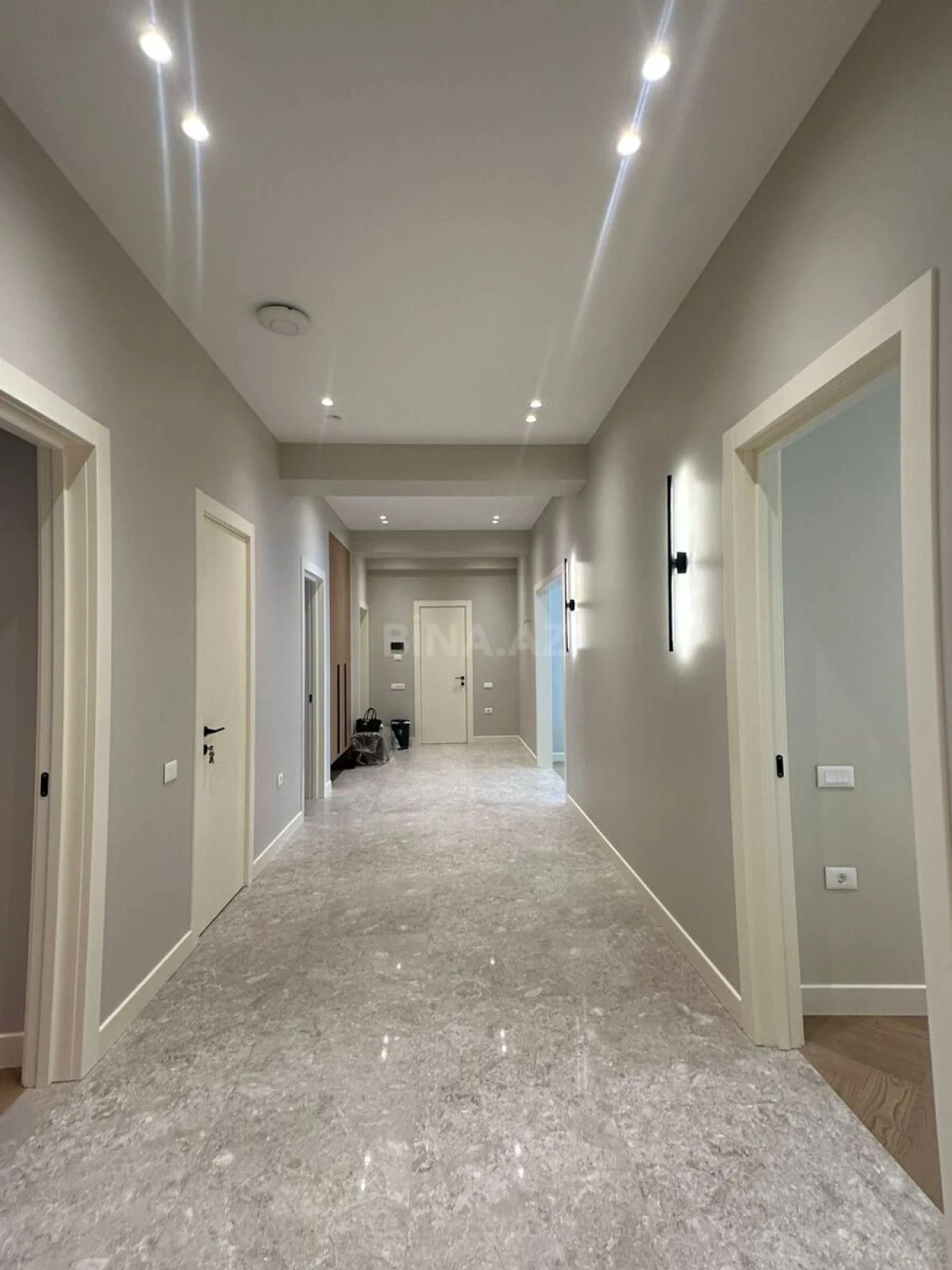 Satılır 5 otaqlı mənzil 200 m²