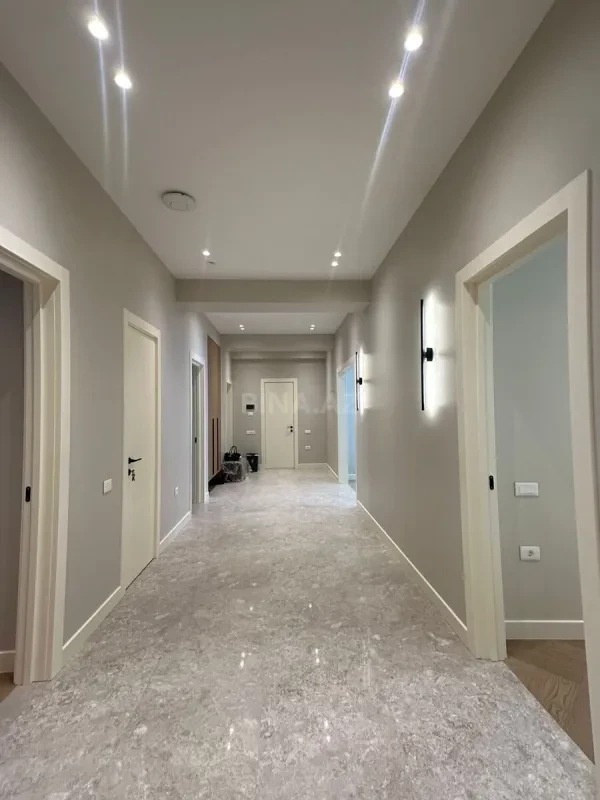 Satılır 5 otaqlı mənzil 200 m²