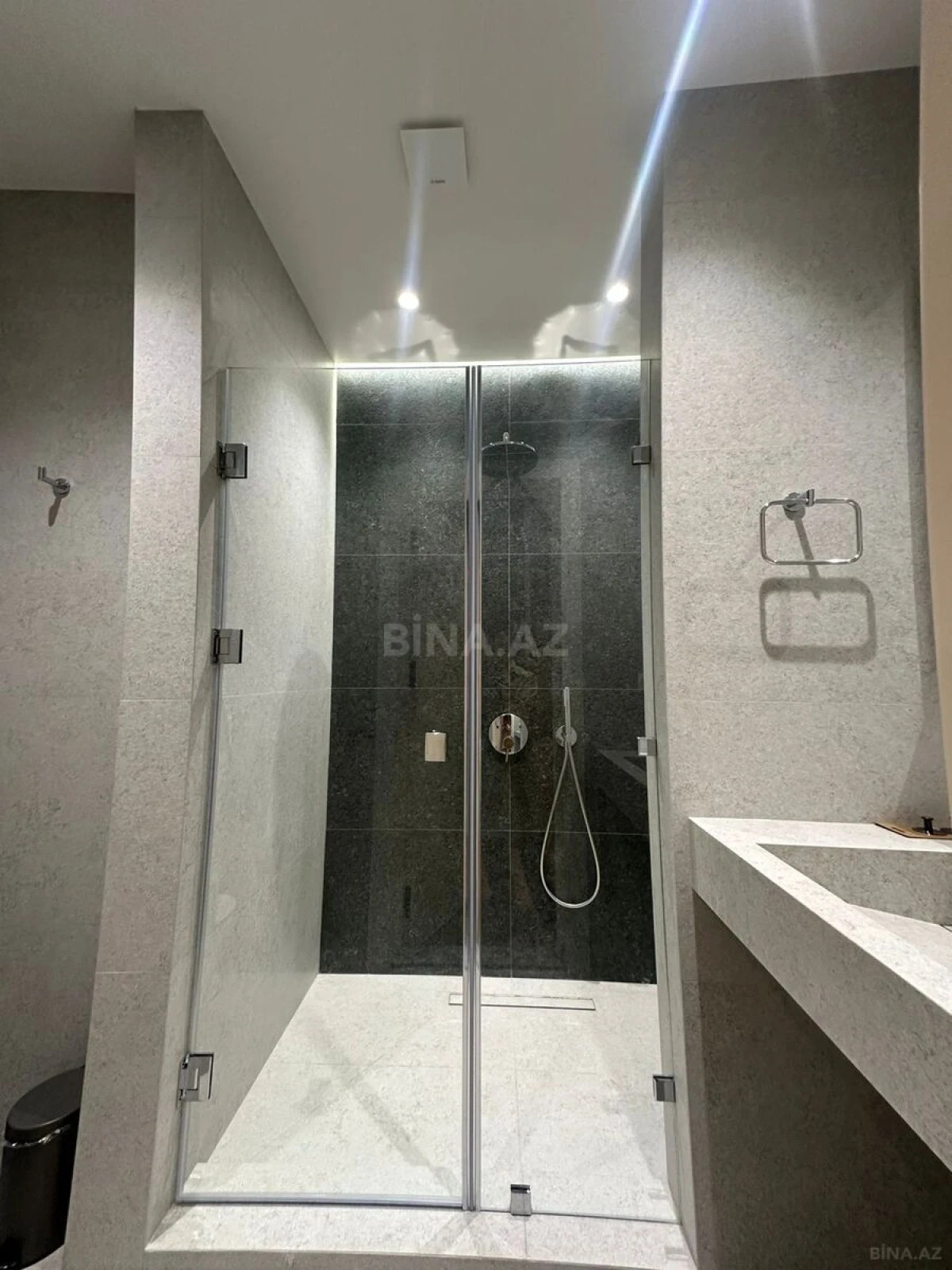 Satılır 5 otaqlı mənzil 200 m²