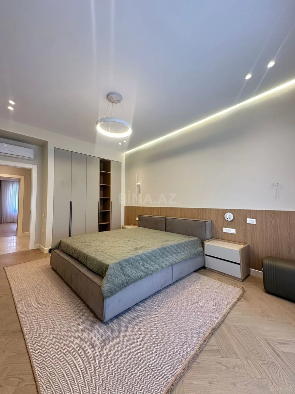 Satılır 5 otaqlı mənzil 200 m²