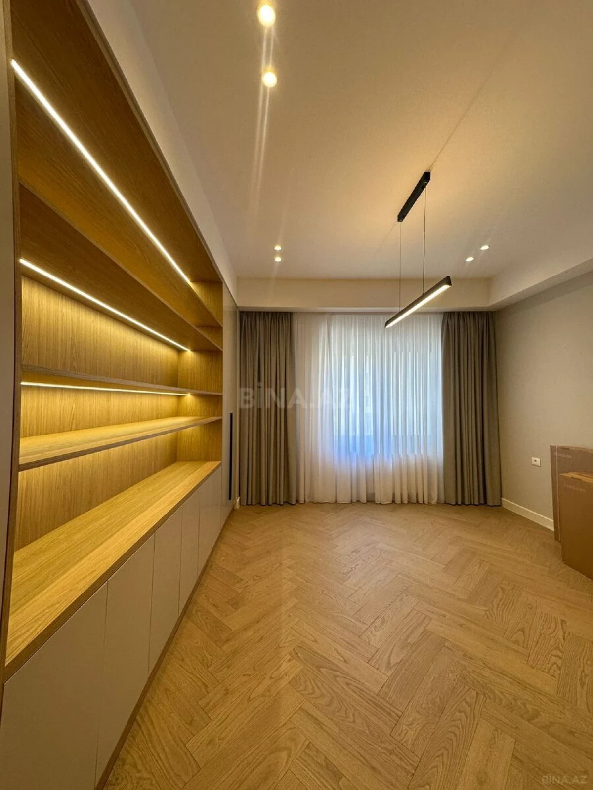 Satılır 5 otaqlı mənzil 200 m²