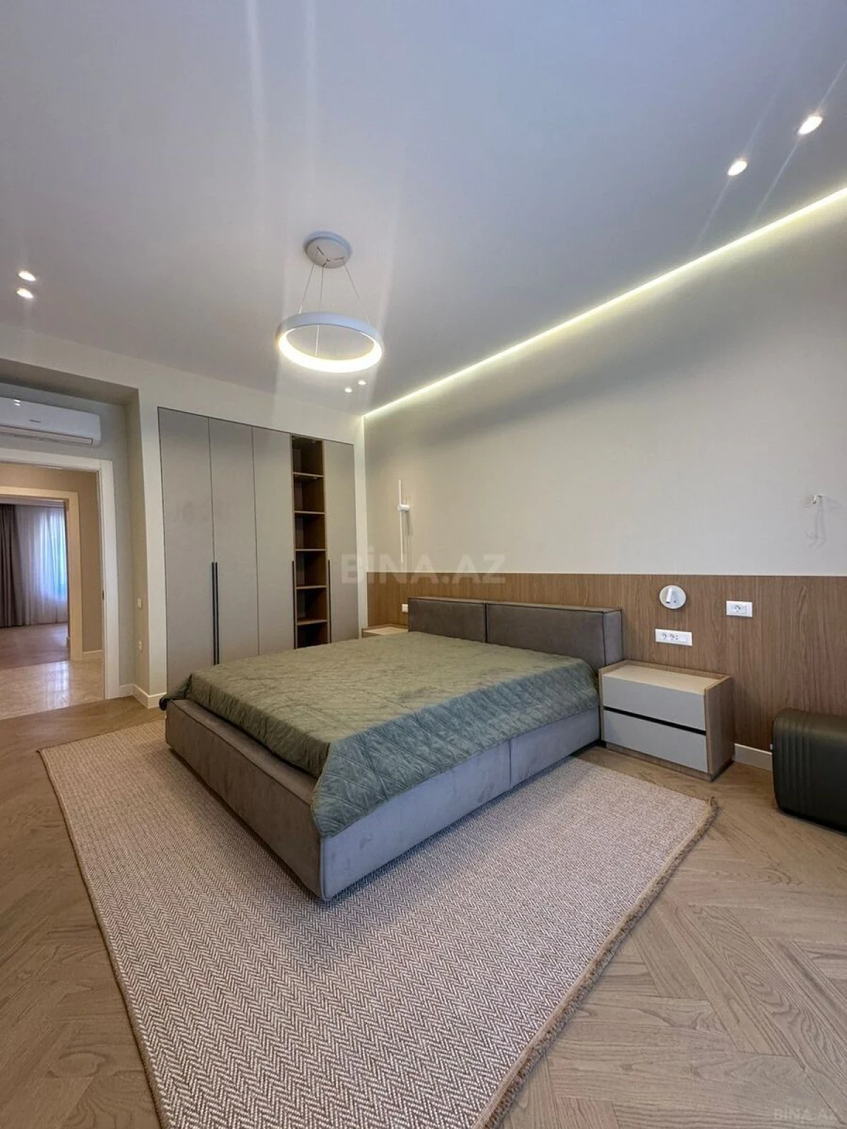 Satılır 5 otaqlı mənzil 200 m²