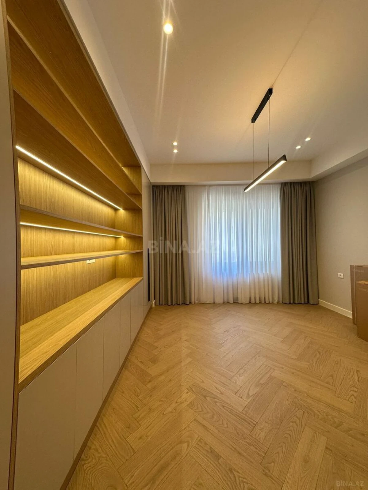 Satılır 5 otaqlı mənzil 200 m²