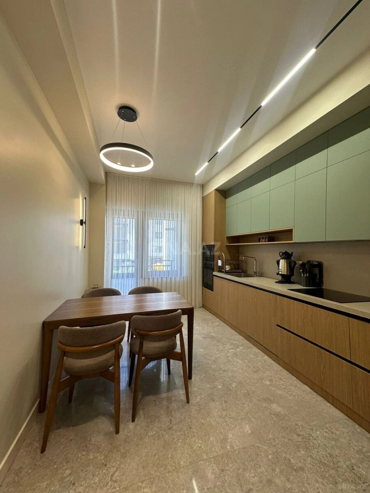 Satılır 5 otaqlı mənzil 200 m²