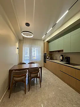 Satılır 5 otaqlı mənzil 200 m²