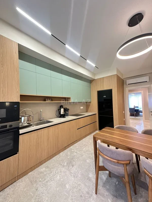 Satılır 5 otaqlı mənzil 200 m²