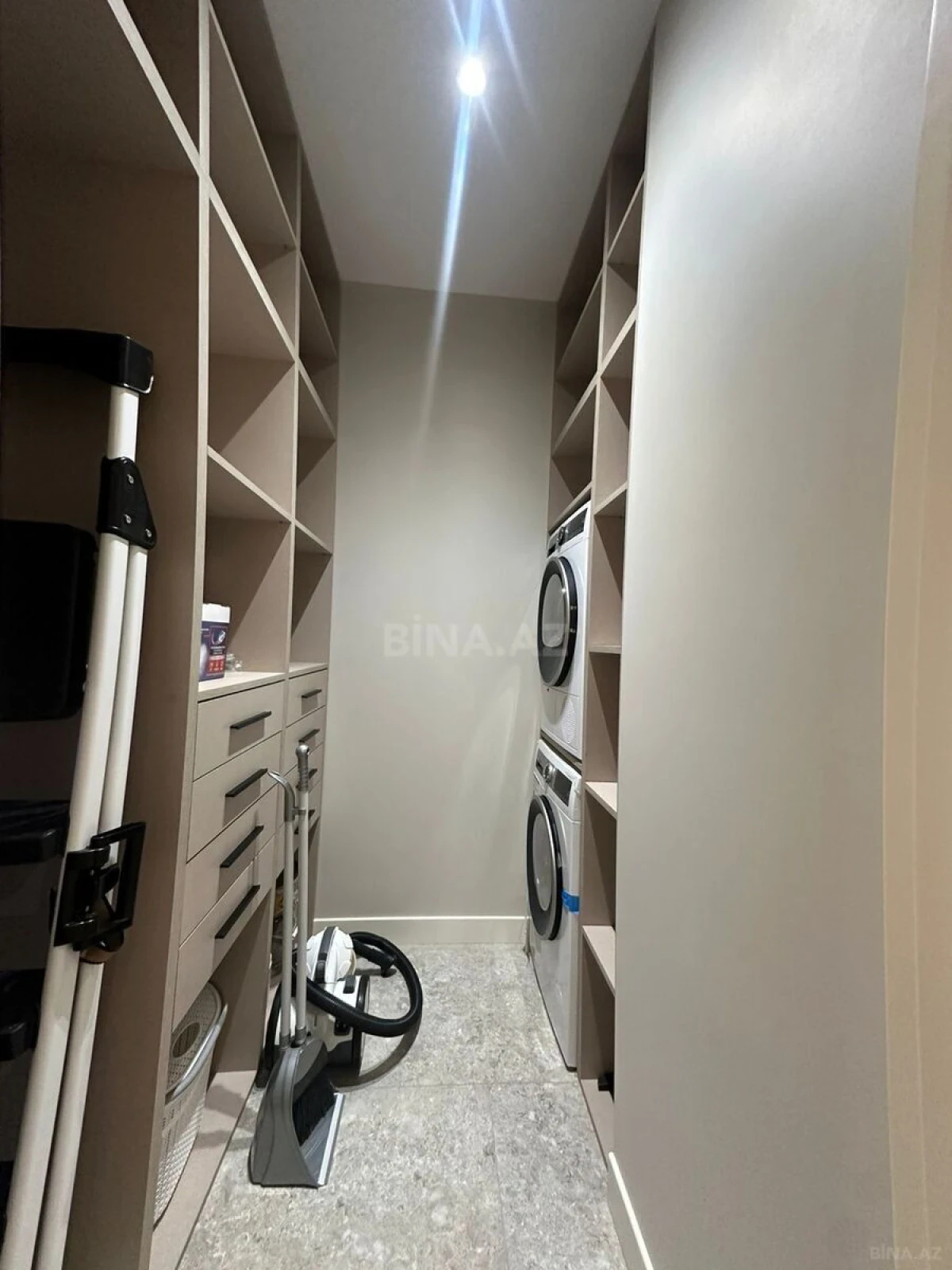 Satılır 5 otaqlı mənzil 200 m²