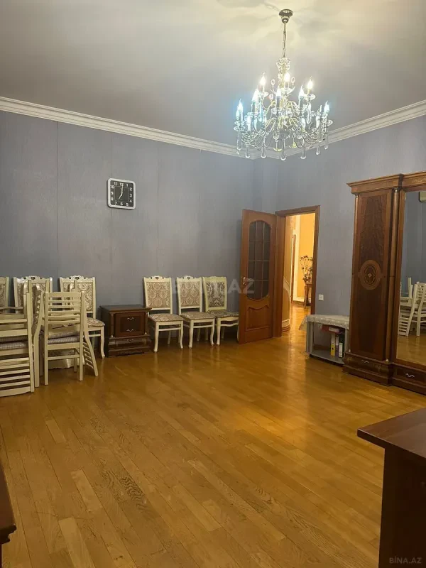 Satılır 4 otaqlı mənzil 204 m²