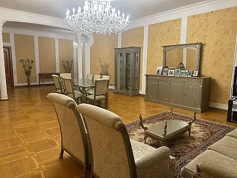 Satılır 4 otaqlı mənzil 204 m²