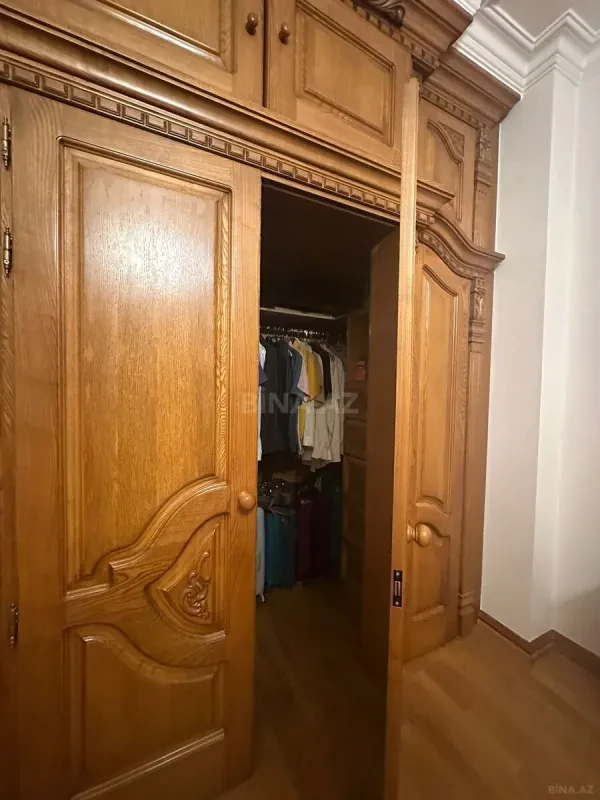 Satılır 4 otaqlı mənzil 204 m²