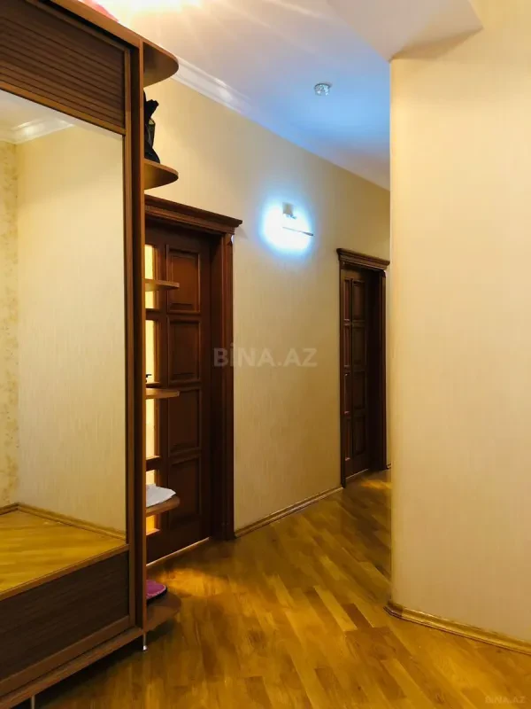 Satılır 3 otaqlı mənzil 121 m²
