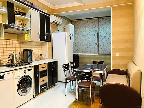 Satılır 3 otaqlı mənzil 121 m²