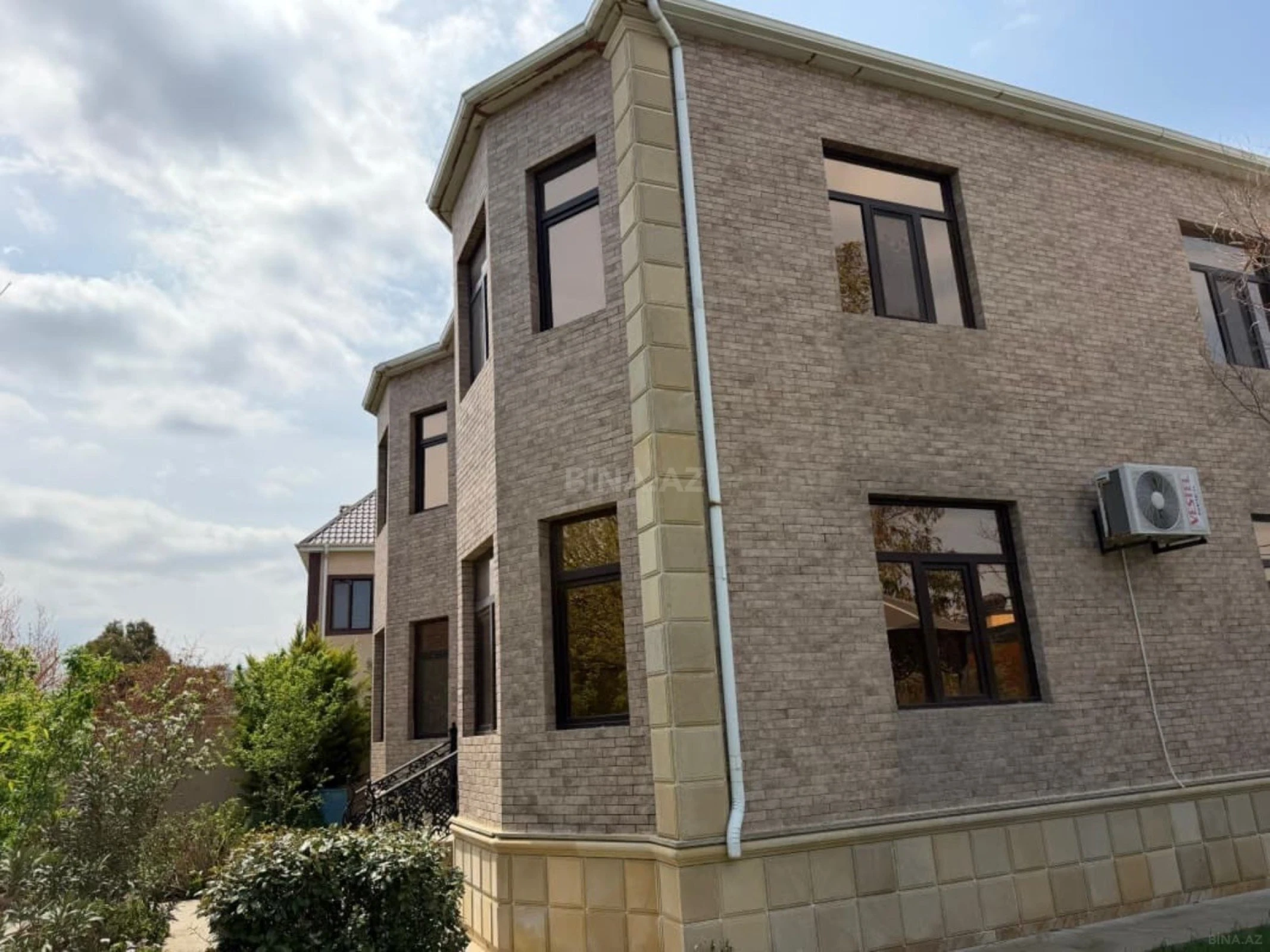 Satılır 6 otaqlı həyət evi 220 m²