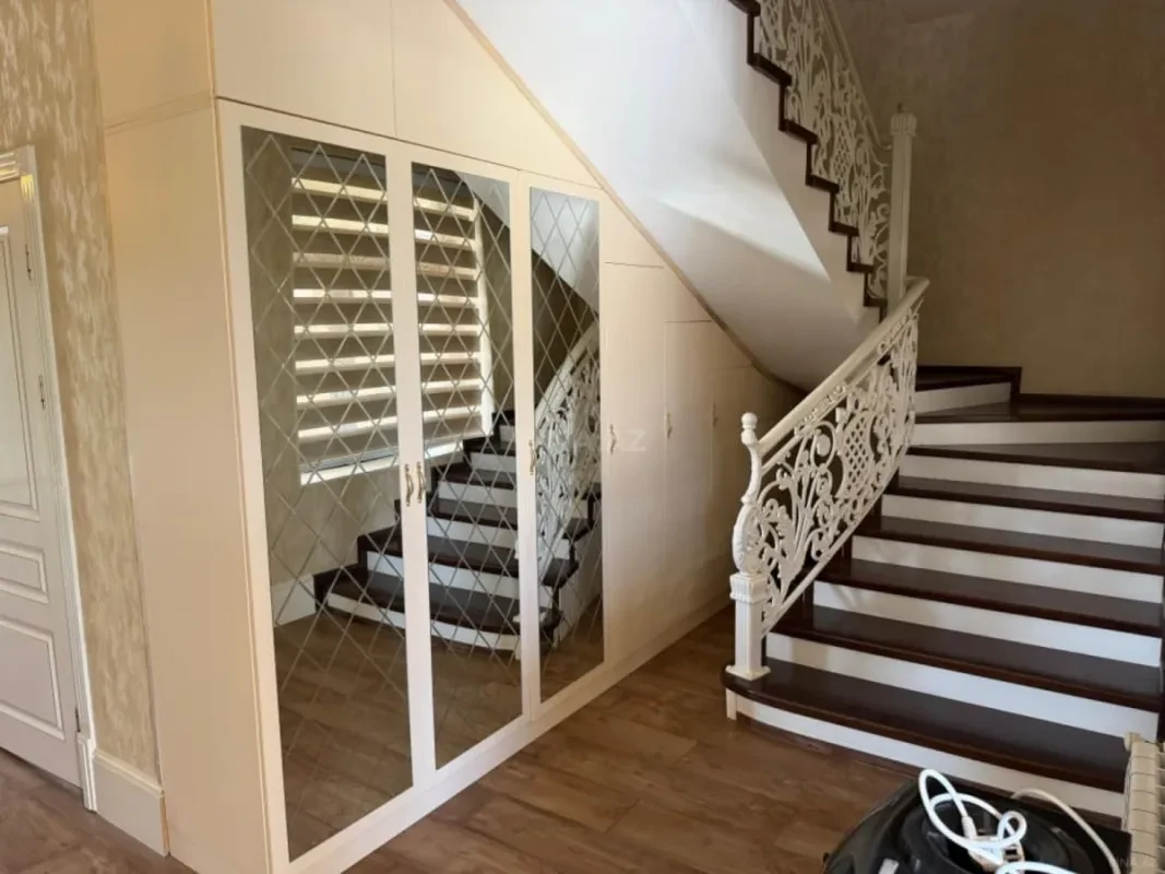Satılır 6 otaqlı həyət evi 220 m²