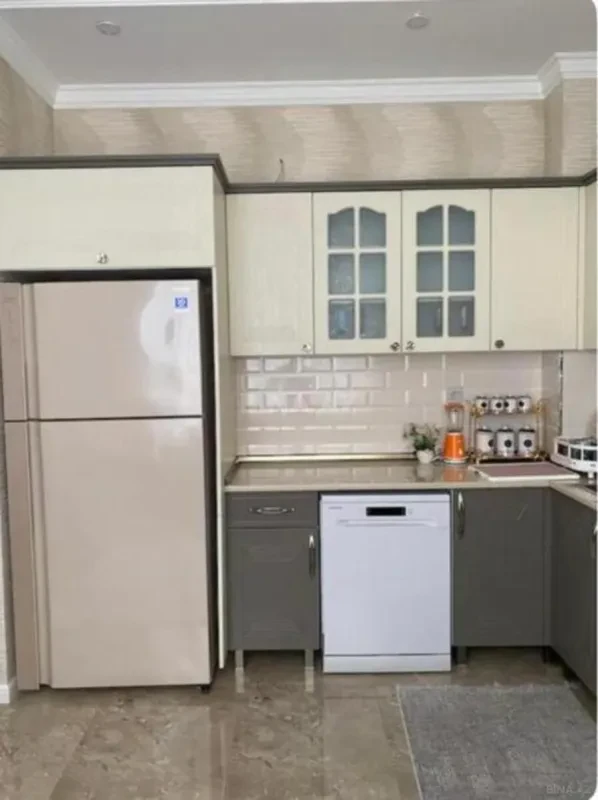 Kirayə verilir 3 otaqlı mənzil 140 m²