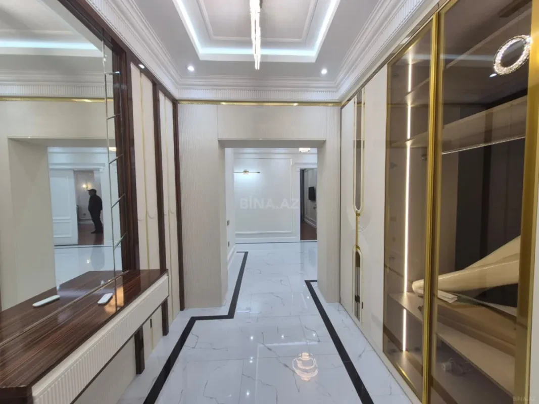 Satılır 4 otaqlı mənzil 174 m²