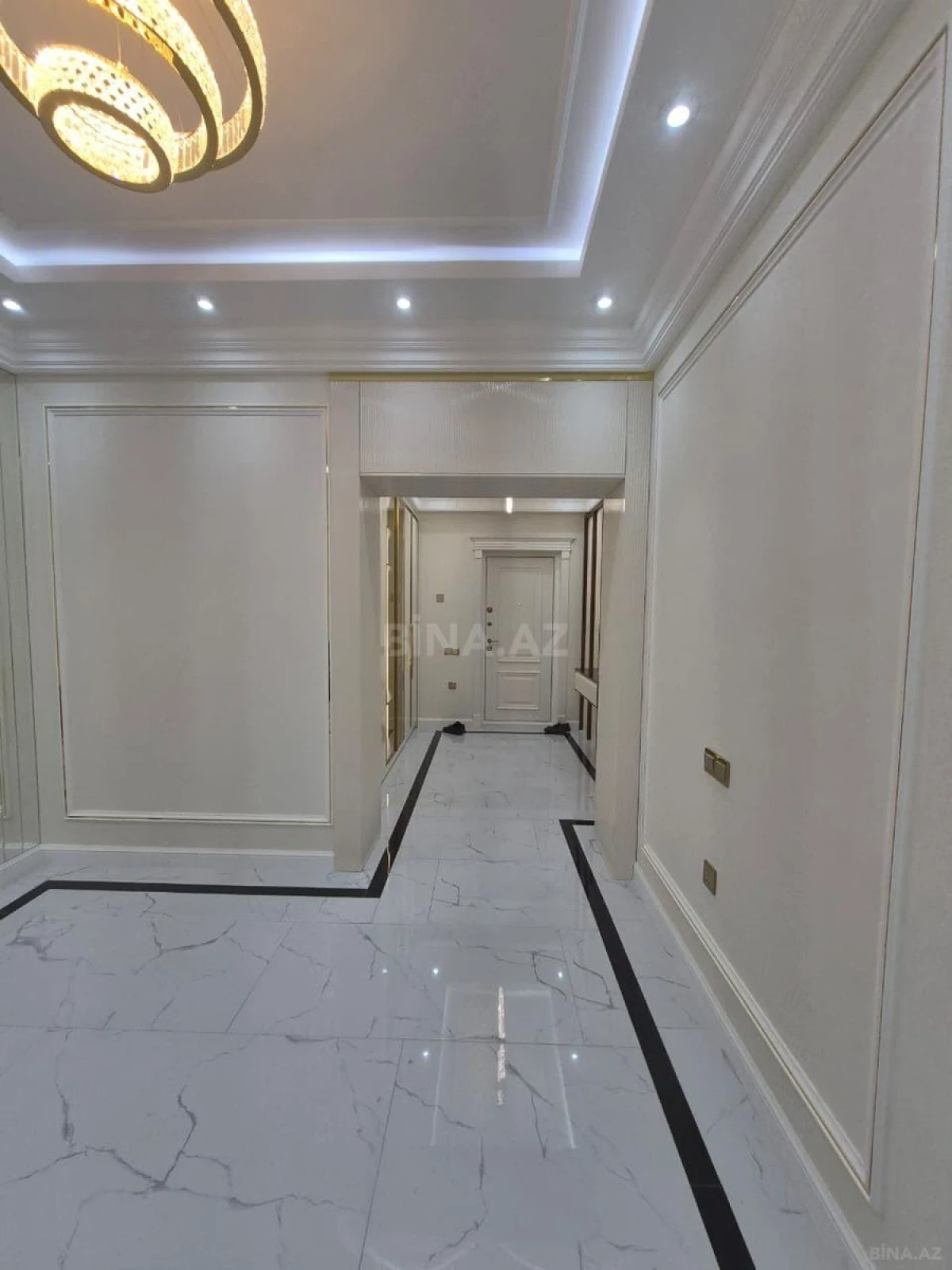 Satılır 4 otaqlı mənzil 174 m²