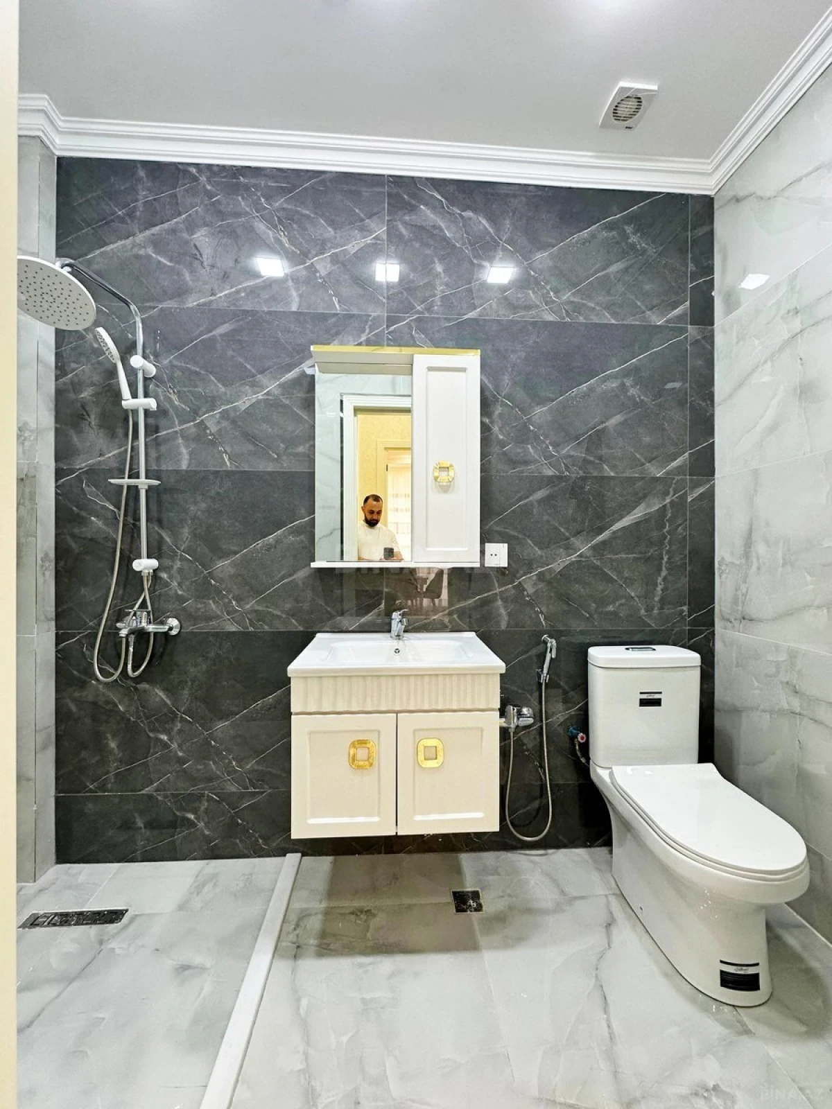 Satılır 3 otaqlı mənzil 109 m²