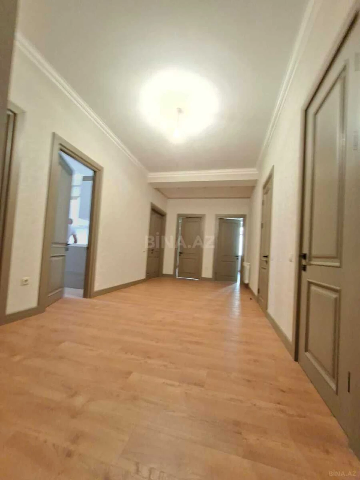 Satılır 4 otaqlı mənzil 175 m²