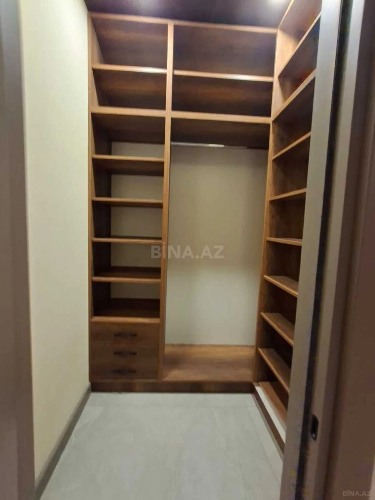Satılır 4 otaqlı mənzil 175 m²