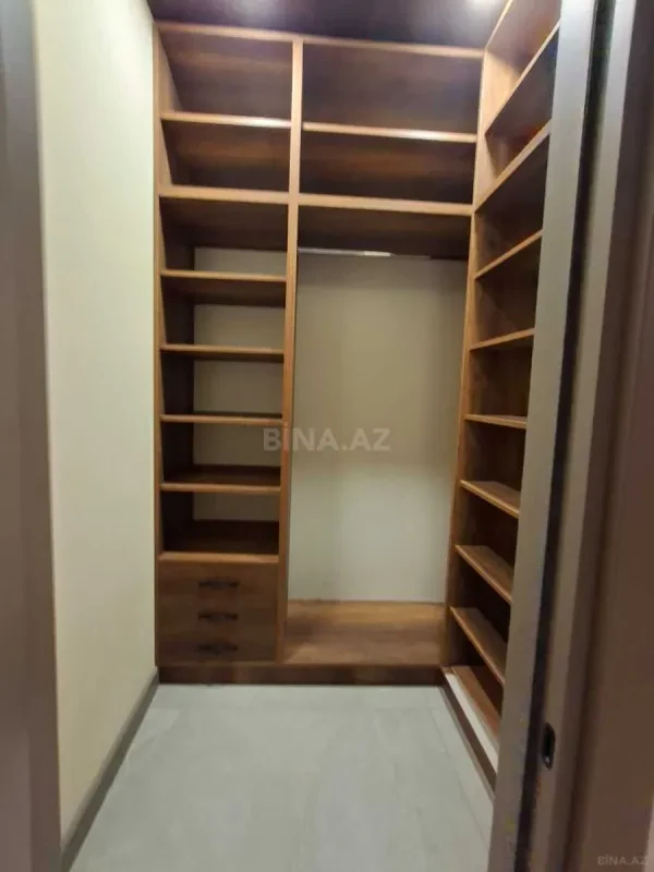 Satılır 4 otaqlı mənzil 175 m²