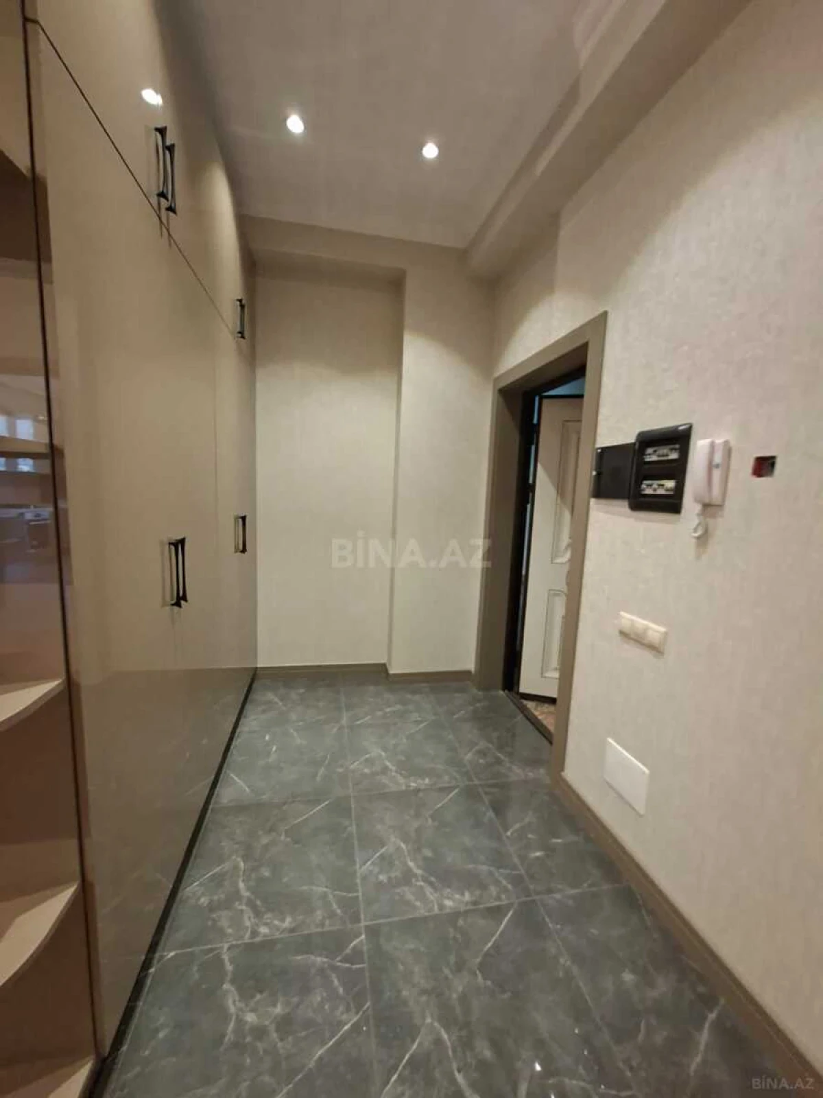 Satılır 4 otaqlı mənzil 175 m²
