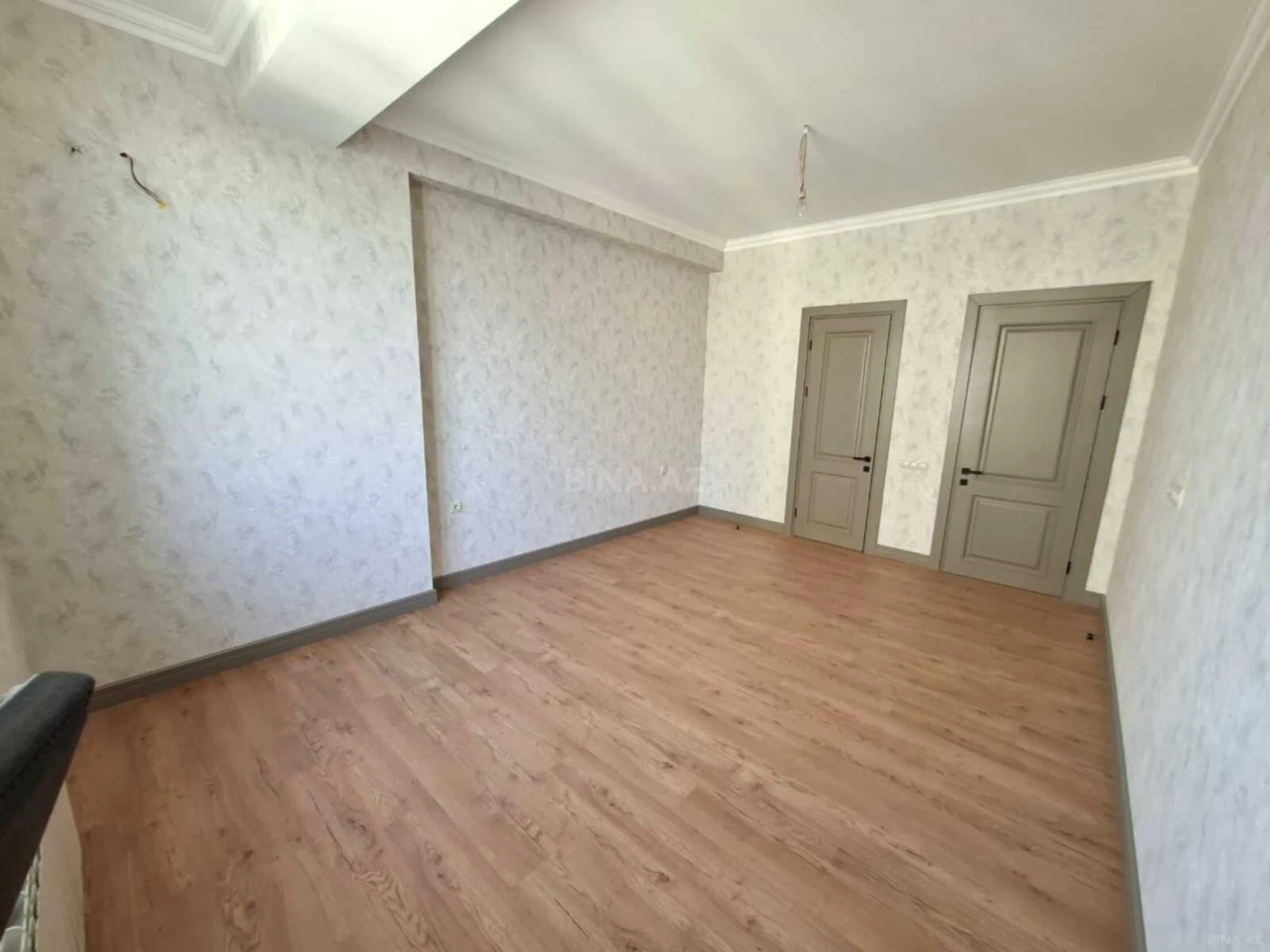 Satılır 4 otaqlı mənzil 175 m²