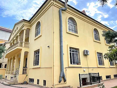 Kirayə verilir 7 otaqlı həyət evi 650 m² — Bakı, Nəsimi 7 otaq 650.00 m²