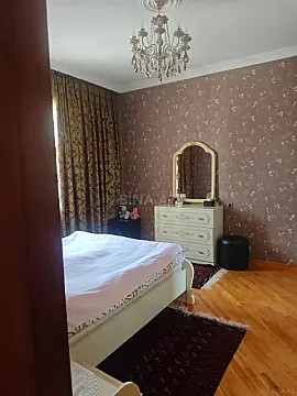Satılır 5 otaqlı həyət evi 280 m²