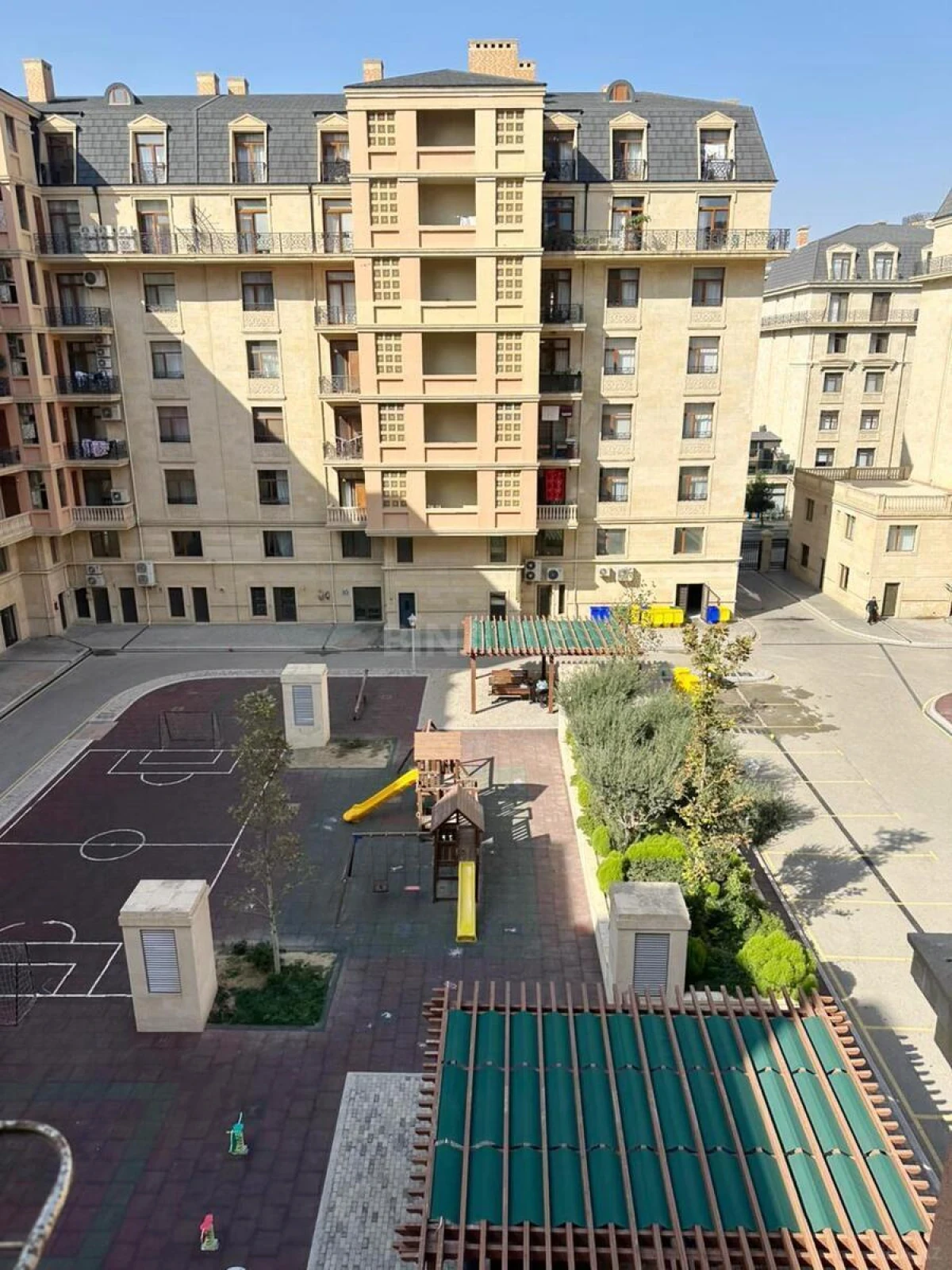 Kirayə verilir 4 otaqlı mənzil 150 m²