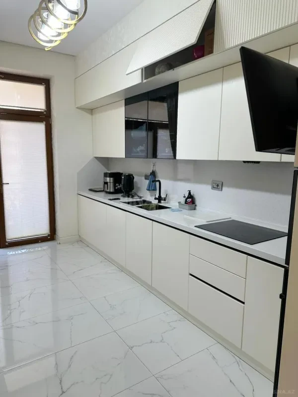 Kirayə verilir 4 otaqlı mənzil 150 m²